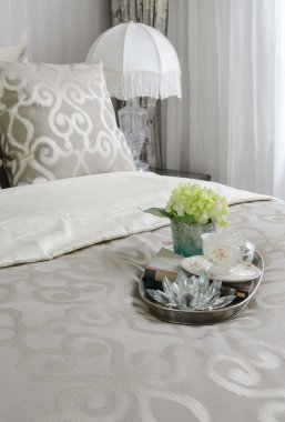 çay Kupası ve bitki içinde tepsi yatakta lüks yatak odası