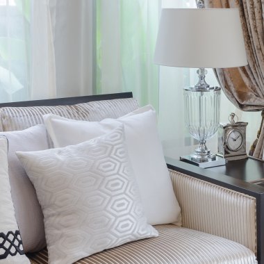 ahşap masa ve koltuk lüks oturma odasında 