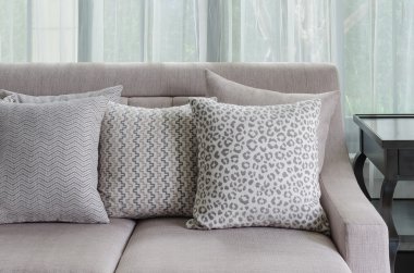 lüks kanepe oturma odasında yastıklar 