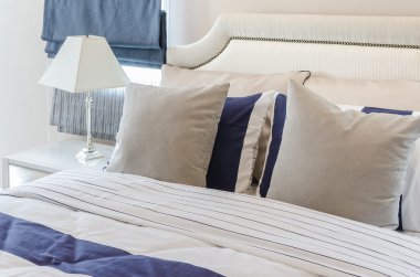 Masa lambası ile lüks yatak odası 