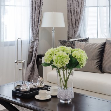 ahşap masa üzerinde cam vazoda bitkiler 