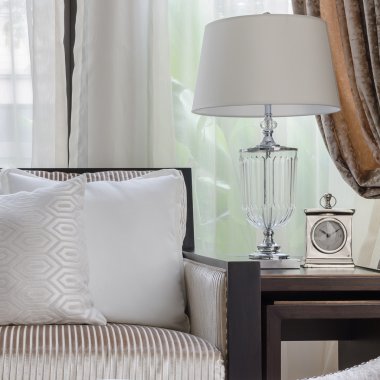 Lüks oturma odası kanepe üzerinde beyaz yastık 