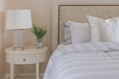 Beyaz lamba ve bitkiler ile lüks yatak odası 