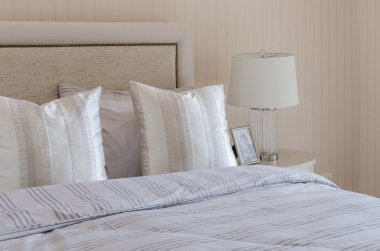 yuvarlak masa üzerinde beyaz lamba lüks yatak odası