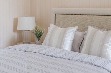 Beyaz lamba ve bitkiler ile lüks yatak odası