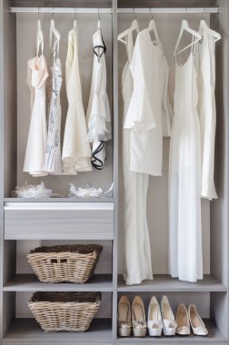 Siyah ve beyaz elbise gardırop ayakkabı ile satır