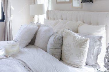 Beyaz ve gri yastık yatak