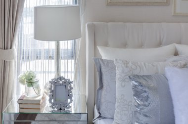 resim çerçevesi üzerinde cam masa ile beyaz lamba