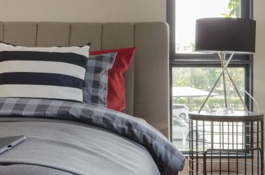 Yatak odası yastıklı ve battaniyeli. 