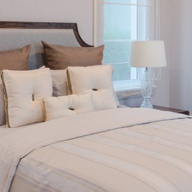 lüks lambası ile beyaz yatakta beyaz yastıklar