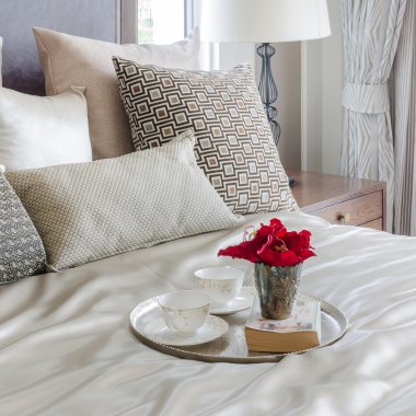 çiçek, çay bardak ve yatak odası evde yatakta kitap tepsi