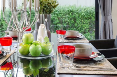 modern içecek odasında masayı 