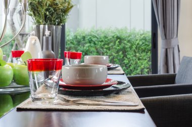 modern içecek odasında masayı