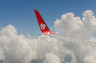 mavi gökyüzünde uçak kanatları