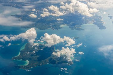 ada ve denizden havadan görünümü üzerinde bulut