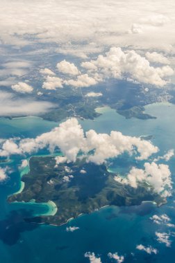 Adası ve deniz üstü bulut