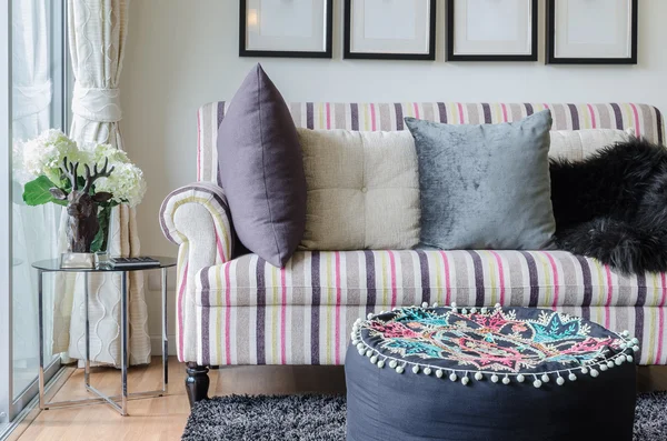 Sofá colorido com almofadas e mesa de vidro na sala de estar — Fotografia de Stock