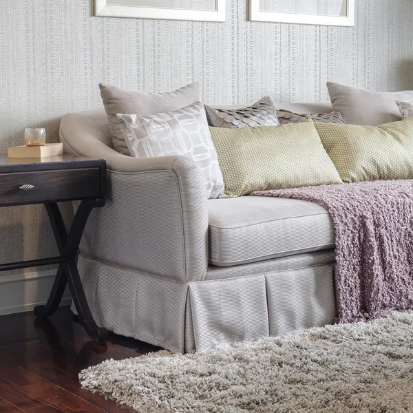 Sofá de lujo con almohadas en la sala de estar — Foto de Stock