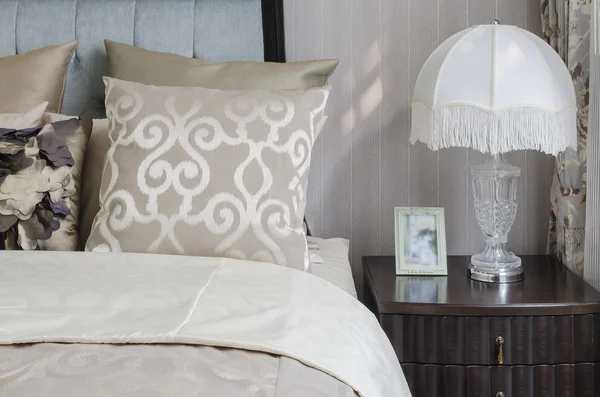 Розкішна спальня з класичною лампою — стокове фото