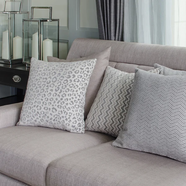 Almofadas no sofá de luxo na sala de estar — Fotografia de Stock