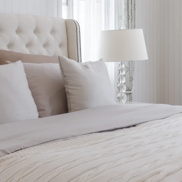 Masa lambası ile lüks yatak odası 