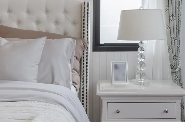 Роскошная спальня с лампой на столе — стоковое фото