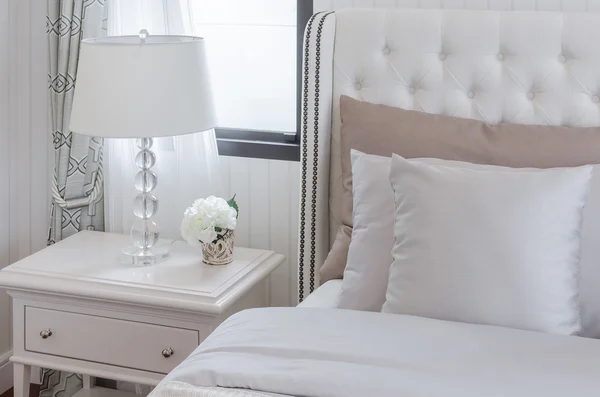 Luxus-Schlafzimmer mit Lampe auf dem Tisch — Stockfoto