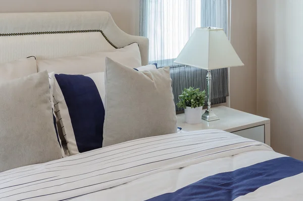 Chambre de luxe avec plantes et lampe sur la table — Photo