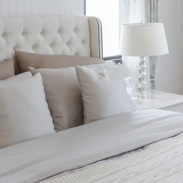 Masa lambası ile lüks yatak odası 