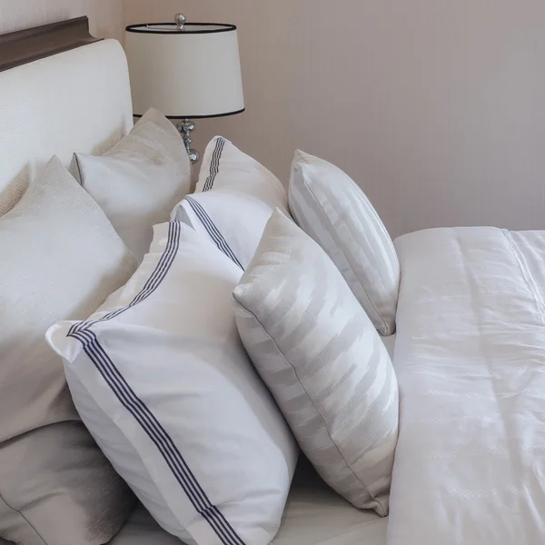 Dormitorio de lujo con almohadas blancas en la cama — Foto de Stock