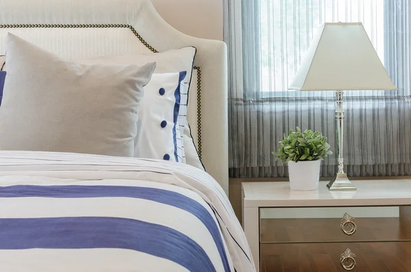 Luxus-Schlafzimmer mit Pflanzen und Lampe auf dem Tisch — Stockfoto