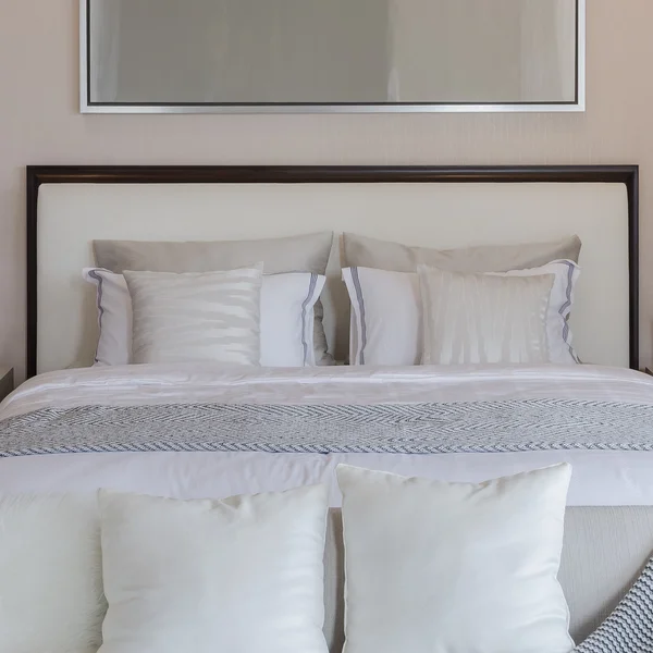 masada beyaz klasik lamba lüks yatak odası 