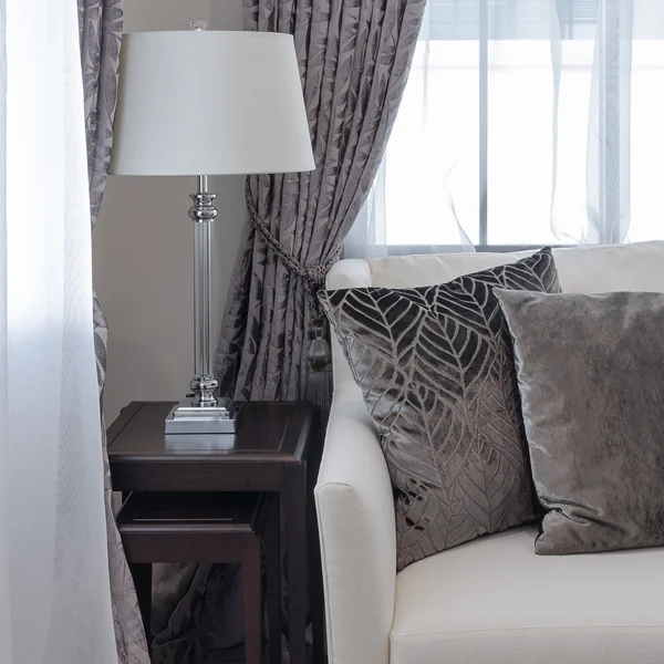 Lüks oturma odasında kanepede kahverengi yastıklar 