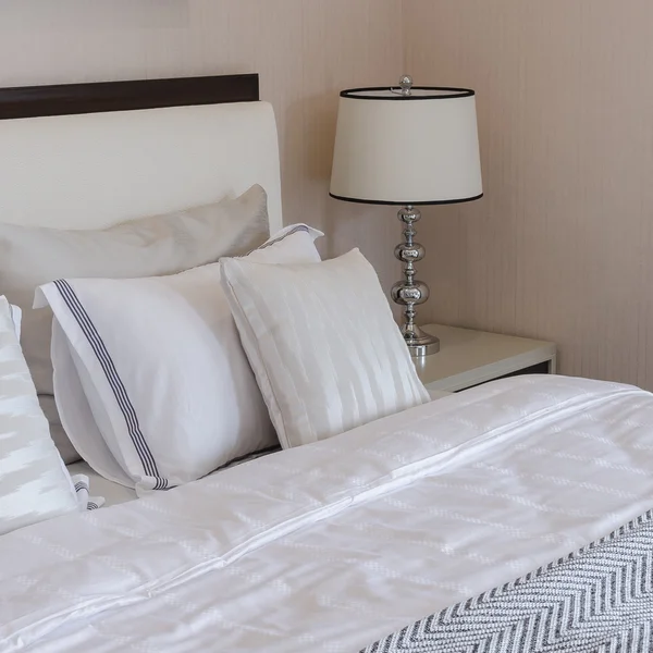 masada beyaz klasik lamba lüks yatak odası