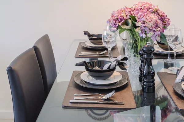 Dinnig rum med matsal ligger på glasbord — Stockfoto