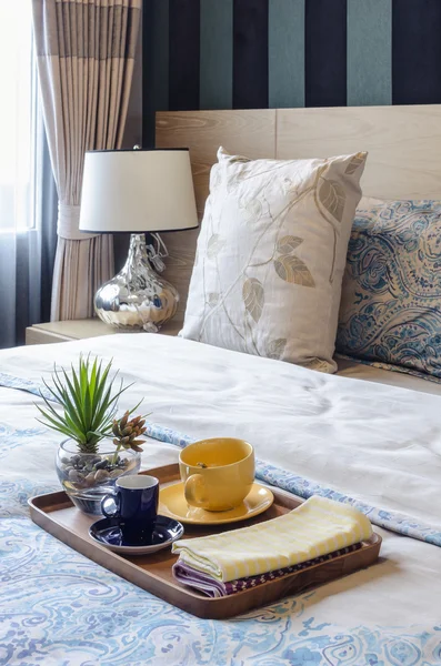 Baki kayu cangkir teh dan tanaman di tempat tidur — Stok Foto