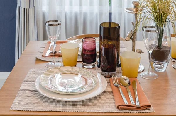 Set da pranzo su tavolo in legno in sala da pranzo moderna — Foto Stock