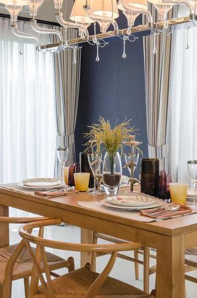 Mesa de comedor de madera y silla en el comedor —  Fotos de Stock