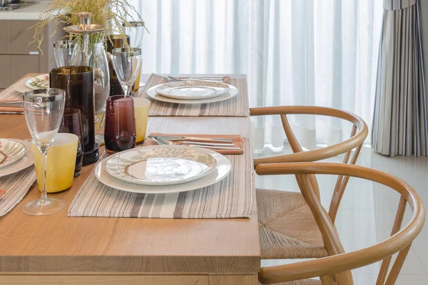 Set da pranzo su tavolo in legno in sala da pranzo moderna — Foto Stock