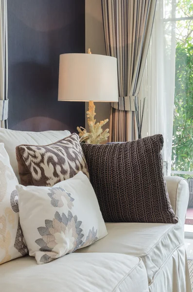 bej renk kanepe ve oturma odasında yastıklar 