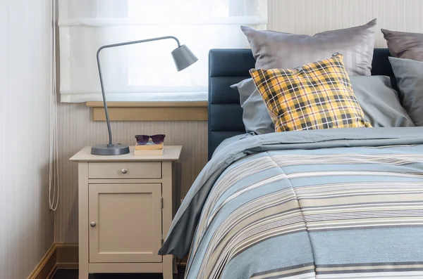 Dormitorio moderno con lámpara gris moderna en la mesa — Foto de Stock