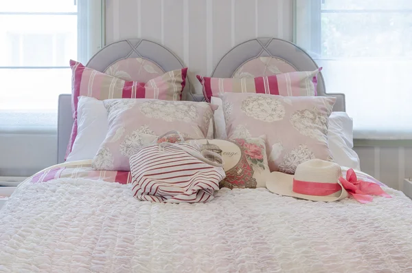 Luksusowe różowy kolor system sypialnia z worka i kapelusz na łóżku — Zdjęcie stockowe