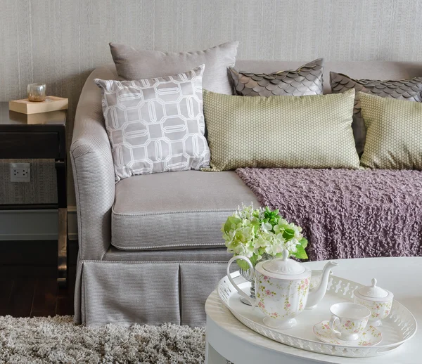 Tablett mit Teetasse und Pflanze auf weißem Tisch im Luxus-Wohnzimmer — Stockfoto