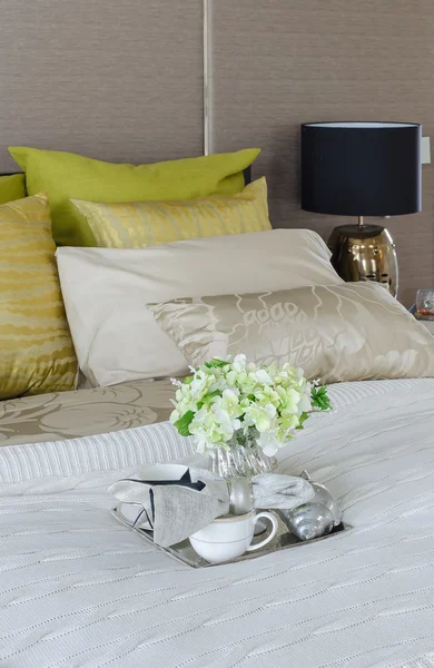 Chambre de luxe avec tasse de thé et plante dans le plateau sur le lit — Photo