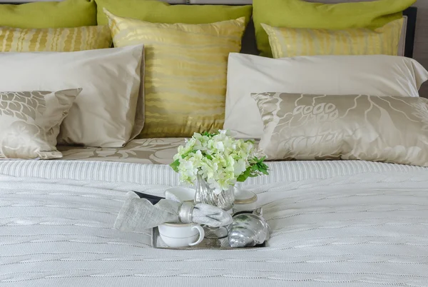 Lade van thee beker en plant in luxe slaapkamer — Stockfoto