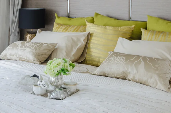 Dormitorio de lujo con taza de té y planta en bandeja en la cama — Foto de Stock