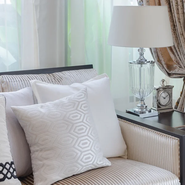 ahşap masa ve koltuk lüks oturma odasında 