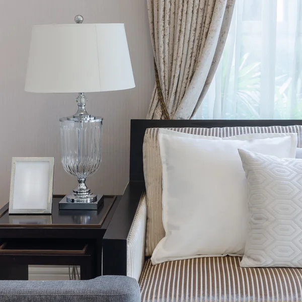 Travesseiro branco no sofá na sala de estar de luxo — Fotografia de Stock