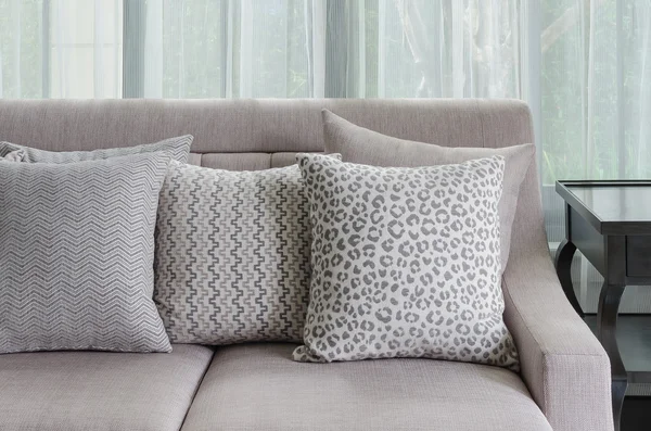 lüks kanepe oturma odasında yastıklar 