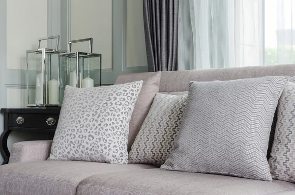 Poduszki na luksusowe sofa w pokoju dziennym — Zdjęcie stockowe